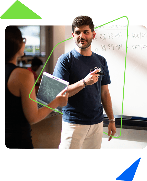 Estagiários trabalhando